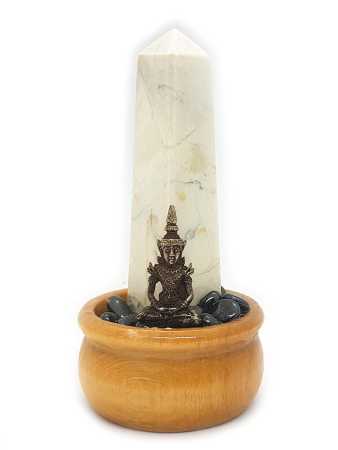 Buddha mit Howlith Obelisk und Hämatit in Holzgefäß